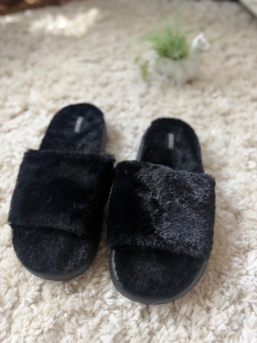 Soft Plush Black 32° heat brand, new comfy, cozy Faux-Fur Slide Slippers for Wom
